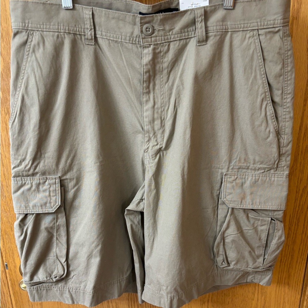 New with Tags Sonoma Men's Cargo Shorts in khaki